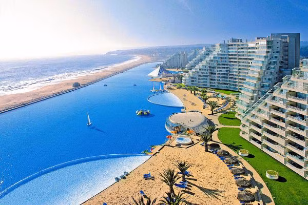 San Alfonso Del Mar, Chile Đây là hồ bơi lớn nhất thế giới với diện tích 20 ha và bạn có thể gọi nó là biển nhân tạo cũng được, lớn nhất thế giới. Ấn tượng nhất là chiều dài của bể bơi lên tới 1 cây số, đủ để bạn đặt cả một con tàu dạng vừa lên đây. Bạn yên tâm tàu bạn sẽ không mắc cạn vì đây cũng là bể bơi sâu nhất thế giới.