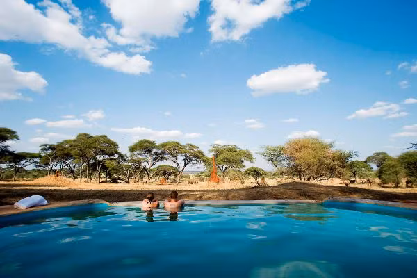 Sanctuary Swala Camp, Tanzania Sanctuary Swala Camp nằm trong công viên quốc gia Tarangire. Từ đây, bạn có thể ngắm đồng cỏ châu Phi với cây bao báp to khổng lồ. Bạn có thể nghe thấy tiếng voi, thú rừng và các loài chim. Dù hồ hơi nhỏ nhưng nó đáng là địa chỉ nên đến cho những người yêu cuộc sống thiên nhiên hoang dã.
