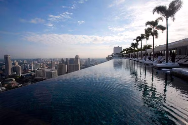 Marina Bay Sands, Singapore Bạn có thể gọi đây là hồ bơi đẹp tuyệt giữa trời, nơi có độ cao chóng mặt. Đây là hồ bơi trên sân thượng lớn nhất trên thế giới. Nó tọa lạc ở lầu thứ 57 của một tòa cao ốc và thành bể bơi ngay sát mép tòa nhà. Xung quanh bể bơi, họ trồng cả cọ để tỏa bóng mát nên rất mát mẻ. Gió lộng ở hồ bơi giữa trời sẽ mang cho bạn cảm giác khác lạ và không gì so sánh bằng việc ngắm hoàng hôn ở đây.