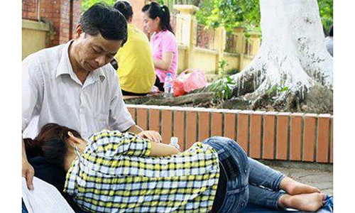 Co gai trong buc anh bo trong con ngu khi thi DH gio ra sao?