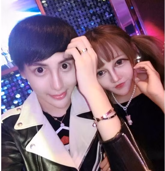 Hot boy Lưu Tử Thần đăng những ảnh tình cảm của anh và bạn gái mới lên trang cá nhân cùng lời chú thích: “Cô ấy là búp bê barbie trong lòng tôi, búp bê đẹp nhất trong lịch sử”.