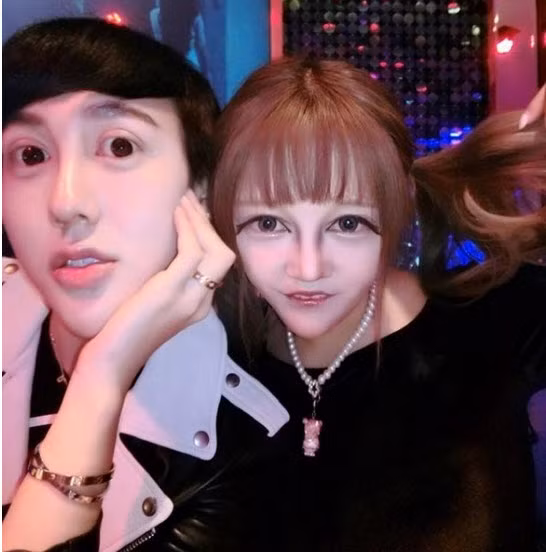 Nhiều người không quá ngạc nhiên trước những hành động gây chú ý của Lưu Tử Thần, song cũng chế giễu cặp đôi này: “Một con rắn đực và một con rắn cái kinh dị!”; ”cô ta mà là búp bê Barbie. Xin lỗi cô ấy đã phá hỏng hình tượng búp bê đẹp nhất trong lịch sử”...