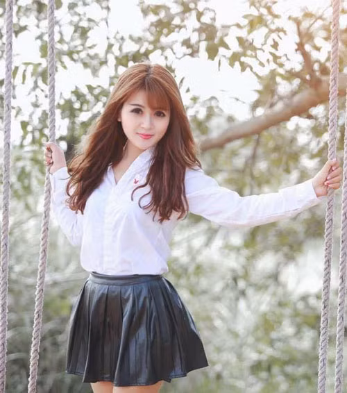 Nguyễn Ly Ly Nguyễn Ly Ly, 27 tuổi, hiện đang là giáo viên một trường tiểu học ở quận Long Biên, Hà Nội. Với khuôn mặt baby cùng vóc dáng nhỏ nhắn, cô giáo hot girl nhanh chóng thu hút hàng nghìn lượt follow trên tài khoản Facebook cá nhân. Ngoài việc được yêu thích nhờ gương mặt trong sáng, đáng yêu thì cách diện đồ của cô giáo trẻ cũng thu hút sự chú ý không nhỏ của cộng đồng mạng.