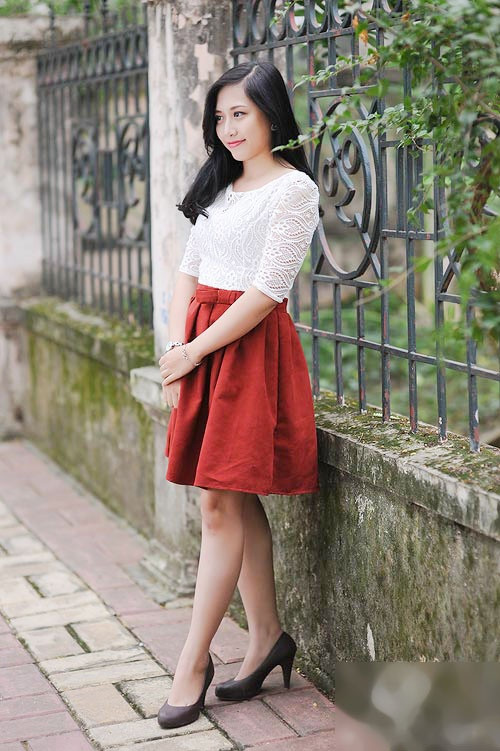 Váy xòe đỏ và áo ren trắng đem lại sự dịu dàng, thu hút cho bất kỳ cô gái nào.