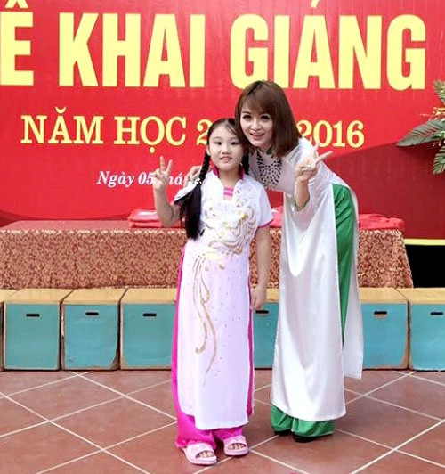 Ngoài ra, Nguyễn Ly Ly cũng thường mặc áo dài truyền thống vào những dịp đặc biệt của nhà trường.