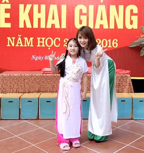 Ngoài ra, Nguyễn Ly Ly cũng thường mặc áo dài truyền thống vào những dịp đặc biệt của nhà trường.