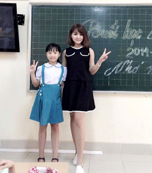 Những chiếc váy suông đơn giản cũng là item yêu thích của Ly khi đứng trên bục giảng. Cô nàng rất chăm chỉ tạo dáng cute và gần gũi với học sinh.