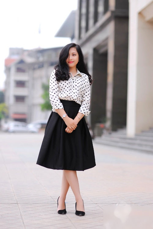 Lê Thanh Huyền Là cô giáo tại một trường quốc tế tại Hà Nội, Lê Thanh Huyền, sinh năm 1988, rất quan tâm tới vẻ ngoài, đặc biệt là trang phục mỗi khi lên lớp. Theo cô, nhà trường không phải là sàn diễn thời trang nhưng giáo viên cũng cần chỉn chu khi đứng trên bục giảng.