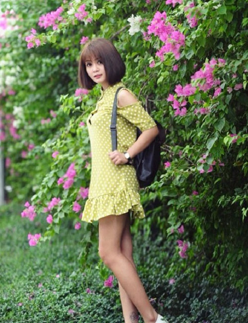 Ngoài giờ lên lớp Ly thường diện váy suông, đeo balo và đi giày thể thao rất xì tin, trông không khác gì nữ sinh.