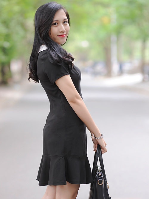 Váy đuôi cá sắc đen phong cách công sở hoàn toàn phù hợp với môi trường giảng dạy của Huyền.