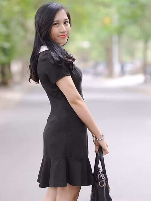 Váy đuôi cá sắc đen phong cách công sở hoàn toàn phù hợp với môi trường giảng dạy của Huyền.