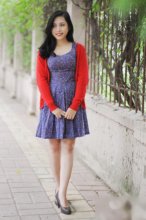 Chấm phá nhẹ nhàng cho mùa lạnh bằng váy vintage cổ điển và khoác áo cardigan nổi bật.