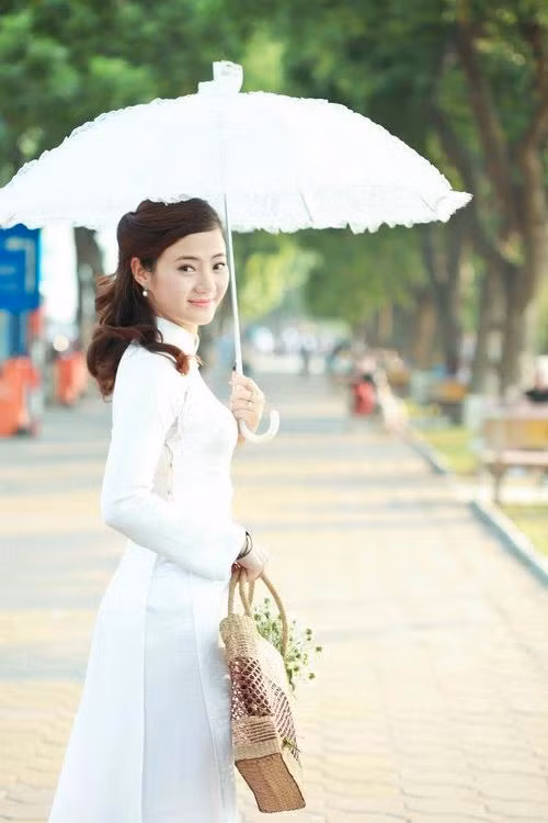 Nói vậy không có nghĩa là Nguyễn Hương xem nhẹ vẻ ngoài của người phụ nữ. Với cô cả ba yếu tố Sức khỏe – Sắc đẹp và Tình Yêu đều quan trọng như nhau. Một người phụ nữ có sức khỏe sẽ chăm chồng con tốt hơn, có sức khỏe sẽ có tinh thần để làm chủ mọi tình huống trong cuộc sống, trong lao động, công việc. Việc làm đẹp thì tùy vào nhu cầu, điều kiện tài chính của mỗi người, miễn sao họ cảm thấy đẹp nhất khi có thể. Một người đàn bà đẹp sẽ tự tin, từ đó trở nên hấp dẫn hơn trong mắt người đàn ông của đời mình.