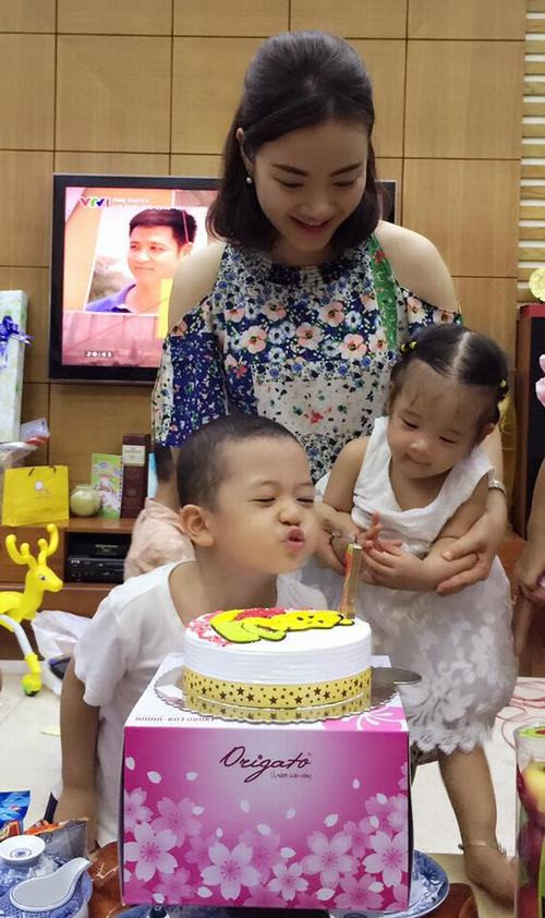 Với Nguyễn Hương, tình yêu chỉ có thể được duy trì nhờ việc thấu hiểu, sẻ chia và quan trọng nhất là phải biết chấp nhận con người thật của đối phương. Bỏ qua những khiếm khuyết nhỏ nhặt không hài lòng ở những người xung quanh, cô chú tâm chăm sóc cho gia đình nhỏ, dành thời gian tâm sự với ông xã bởi “đàn ông ai cũng muốn ở bên một người phụ nữ dịu dàng”.