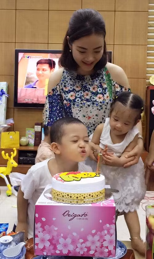 Với Nguyễn Hương, tình yêu chỉ có thể được duy trì nhờ việc thấu hiểu, sẻ chia và quan trọng nhất là phải biết chấp nhận con người thật của đối phương. Bỏ qua những khiếm khuyết nhỏ nhặt không hài lòng ở những người xung quanh, cô chú tâm chăm sóc cho gia đình nhỏ, dành thời gian tâm sự với ông xã bởi “đàn ông ai cũng muốn ở bên một người phụ nữ dịu dàng”.