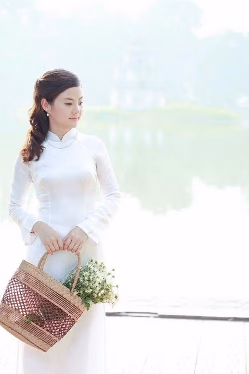 Ngoài công việc kinh doanh thường ngày, Nguyễn Hương còn dành khá nhiều thời gian cho các hoạt động từ thiện. Châm ngôn yêu thích của cô là: “Trao cho ai đó yêu thương, hạnh phúc nhất không phải là nhận lại điều tương tự, mà là khi yêu thương đó sẽ mãi còn ở lại kể cả khi bạn rời xa”.