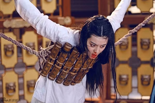 Cảnh bị thương phụt máu: Nếu như những cảnh đổ máu trong phim hiện đại hiếm xảy ra thì với phim cổ trang đây là cảnh hầu như phim nào cũng có. Và thường đã có cảnh bị thương phải có phân đoạn hộc máu miệng. Bị đâm hay bị trúng độc cũng đều có một kết cục. Cảnh phim cổ trang trong Võ Mỵ Nương truyền kỳ, Phạm Băng Băng cũng bị tra tấn tới hộc máu miệng.