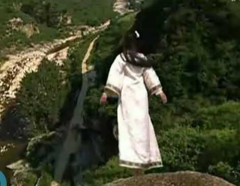 Mỗi nhân vật đều là cao thủ nhảy vực: Rất nhiều phim cổ trang Trung Quốc sử dụng các cảnh quay nhân vật lao mình xuống đáy vực sâu, phía dưới rất hiểm trở. Nhưng khán giả gần như yên tâm về số phận vì thường các nhân vật này không mảy may bị thương.