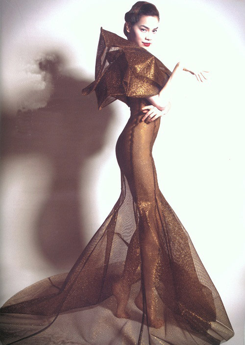 Một shoot hình thời trang diện mốt xuyên thấu khoe trọn đường cong nóng bỏng của Hà Hồ.