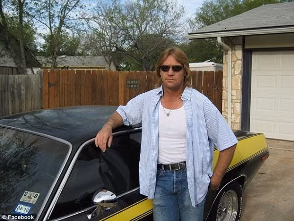 Chồng bắn chết vợ vì tưởng nhầm là tên trộm.