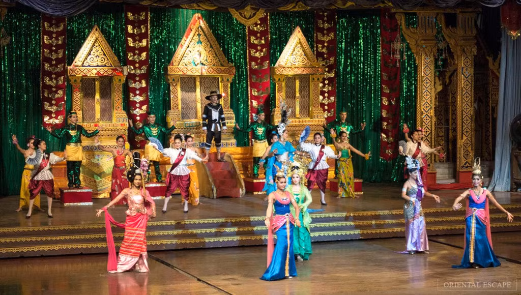 Du khách sẽ được xem các nghệ sĩ biểu diễn điệu múa truyền thống của Thái Lan, xem biểu diễn võ Muay Thái. Ảnh: Orientalescape.