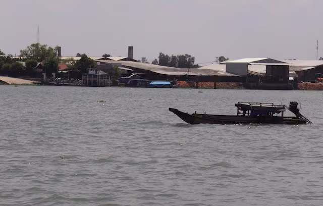 Me om con trai bai nao nhay tu do xuong song tu van-Hinh-2