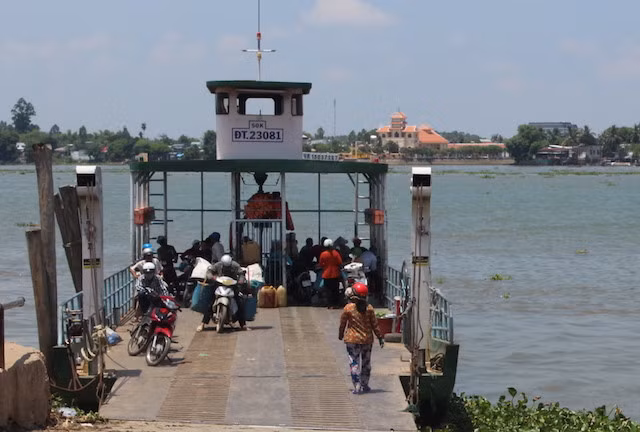 Me om con trai bai nao nhay tu do xuong song tu van