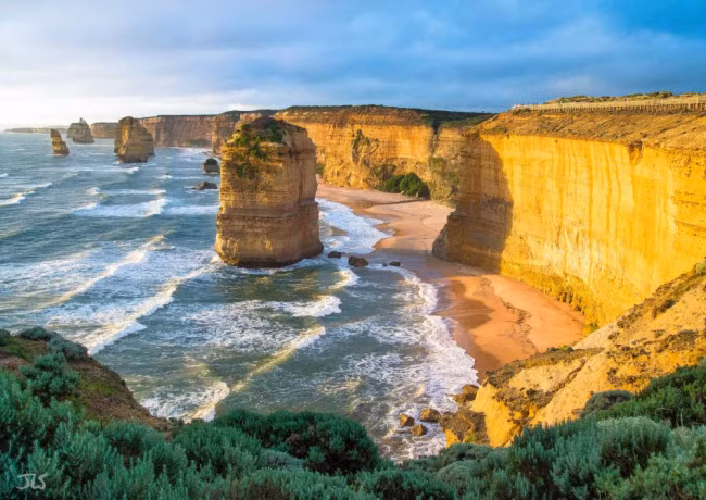 Twelve Apostles vách núi đá vôi chạy dọc bờ biển trong vườn quốc gia Port Campbell, Australia. Chúng được thành lập qua các hoạt động địa chất và tác động của biển qua hàng nghìn năm.