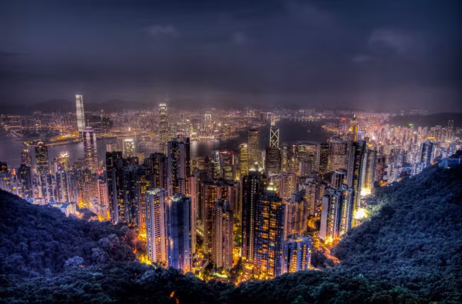 Đỉnh Victoria ở phía tây Hong Kong là địa điểm giúp du khách chiêm ngưỡng khung cảnh thành phố tuyệt mỹ vào ban đêm. Bạn khó có thể tìm thấy phong cảnh đô thị nào đẹp hơn thế trên thế giới.