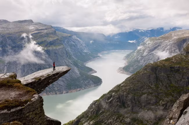 Trolltunga là một trong những vách đá đẹp và đặc biệt nhất Na Uy. Nó còn được biết đến với tên gọi Lưỡi Quỷ, bởi hình dáng giống một chiếc lưỡi khổng lồ nhô ra từ vách đá và cách mặt hồ phía dưới 350m.