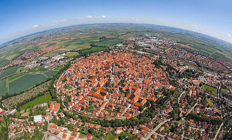 Nhà địa chất học Gisela Pösges, phó giám đốc bảo tàng Ries Crater đã đưa ra một số giả thuyết về thiên thạch rơi xuống thị trấn Nördlingen: “Chúng tôi phỏng đoán rằng thiên thạch có cấu tạo chủ yếu từ đá với trọng lượng khoảng 3 tấn”.
