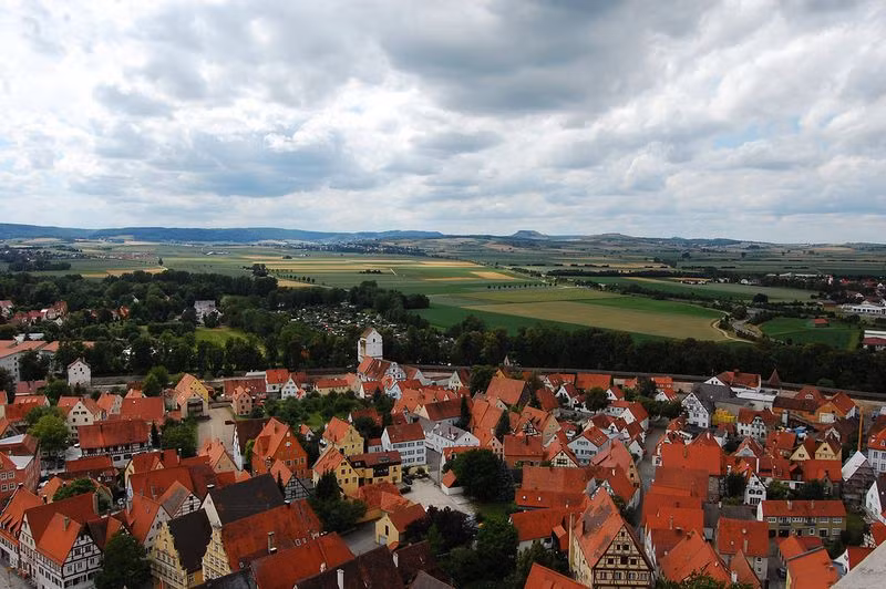 Tác động của vụ va cha chạm giữa thiên thạch và bề mặt Trái đất đã tạo ra loại đá có cấu tạo từ thủy tinh, kim cương, pha lê và các loại vật chất khác.