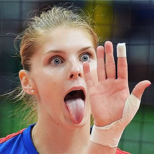 Cô cũng nổi tiếng với sự hài hước, nhí nhảnh của mình.