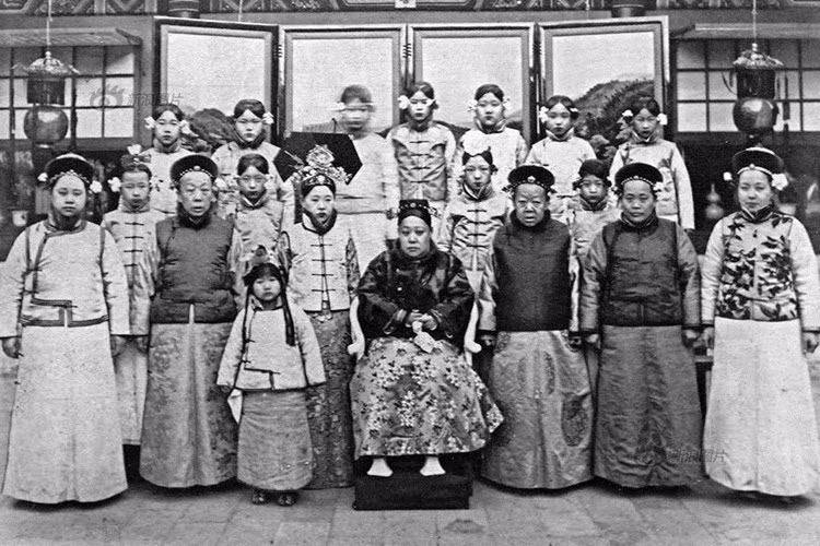 Khi Phổ Nghi lên 8, Long Dụ thái hậu qua đời. Thời gian sống với thái hậu Long Dụ tương đối dài nên bà là người đã để lại ấn tượng rất sâu sắc trong ký ức tuổi thơ của Phổ Nghi. Ngoài ra còn có bốn thái phi khác là Đoan Khang của Quang Tự, KínhÝ, Vinh Huệ, Trang Hòa của Đồng Trị luôn quản giáo Phổ Nghi. Sau này, vì mâu thuẫn giữa Đoan Khang thái phi và mẹ đẻ khiến bà tự sát mà tình cảm giữa Phổ Nghi và thái phi Đoan Khang bị chia rẽ. Trong ảnh là Đoan Khang thái phi chụp cùng với gia đình.