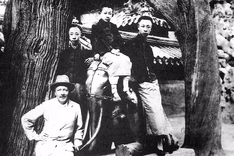 Năm Phổ Nghi 14 tuổi thì gặp thầy giáo dạy tiếng Anh Reginald Fleming Johnston. Đây chính là người có ảnh hưởng rất quan trọng trong cuộc đời Phổ Nghi.