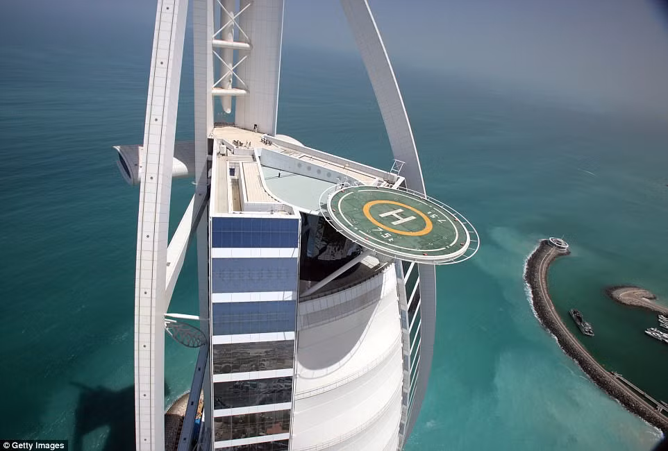 Khách sạn bảy sao Burj Al Arab ở Dubai có bãi đỗ trực thăng ở tầng 28, bên rìa tòa nhà, cho du khách ngắm nhìn khung cảnh biển lộng lẫy phía dưới.