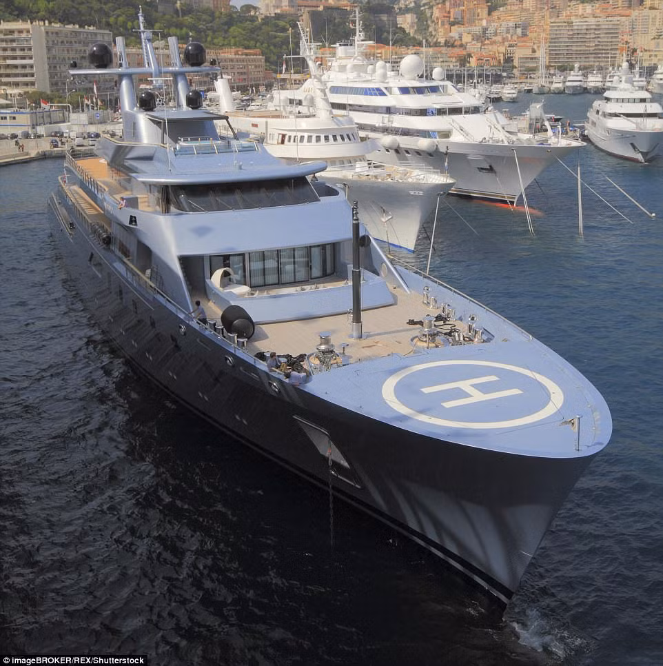 Du thuyền Pacific dài 85 m do công ty Lurssen (Đức) chế tạo có bãi đỗ trực thăng riêng để hành khách và nhân viên có thể vào bờ bất cứ lúc nào.