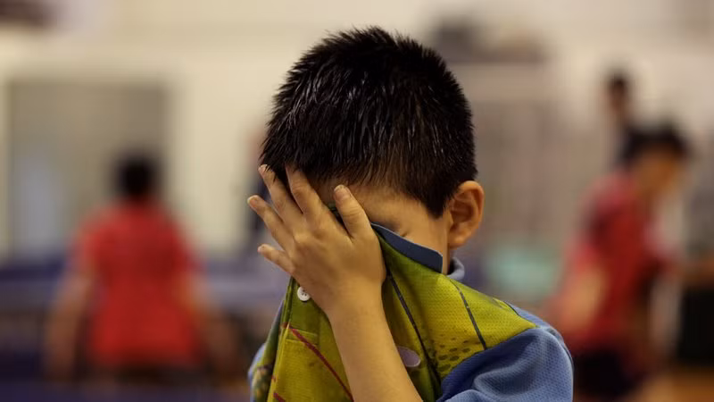 Trong các bài tập luyện, các vận động viên nhí luôn tay lau mồ hôi chảy xuống làm nhòe mắt.