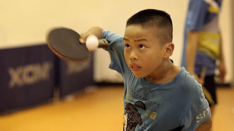 Để có được những cú cắt bóng điêu luyện, các vận động viên nhí phải trải qua thời gian dài "đổ mồ hôi, sôi nước mắt".