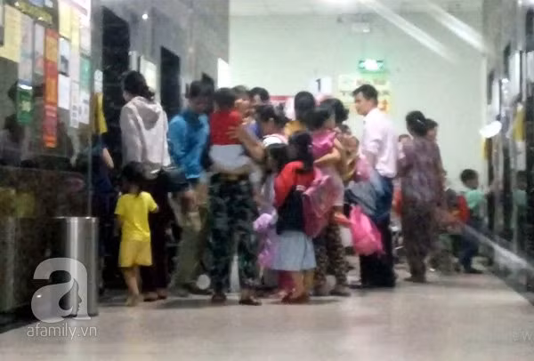 Còn việc thang máy hay xảy ra các sự cố như: rung lắc, kẹt cửa, ngập nước hoặc thậm chí trôi tự nhiên… là chuyện xảy ra như cơm bữa. Không chỉ chất lượng thang máy có vấn đề, ở những chung cư đông đúc, người dân còn phải thường xuyên đối mặt với tình trạng thang máy quá tải, nghẽn thang máy vô cùng khốn khổ, ảnh hưởng không nhỏ đến chất lượng cuộc sống của cư dân. Người dân chen lấn để được vào thang máy trong giờ cao điểm ở chung cư Kim Văn Kim Lũ (Ảnh: Afamily.vn)