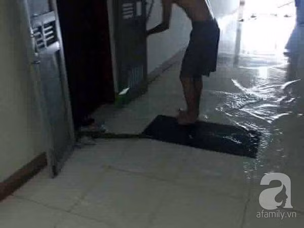  Cảnh ngập lụt “không tưởng” ở chung cư: Cứ ngỡ ở chung cư là không bao giờ biết đến ngập lụt, dù Hà Nội có mưa to kỷ lục như năm 2008 thì dân chung cư vẫn cứ yên ổn trong nhà không phải lo lắng gì. Nhưng không, ngay trong khi ngoài trời khô ráo thì người dân chung cư đôi khi vẫn phải sống chung với ngập lụt. Điển hình là vào tháng 6 vừa qua tại tòa chung cư CT12B Kim Văn Kim Lũ đã xảy ra hiện tượng bục nước ở tầng 22 khiến nước chui vào thang máy tầng 21 khiến toàn bộ tầng 21 bị “chìm” trong nước. Sự cố bục nước đã khiến nước tràn lênh láng ra sảnh chung cư và chui vào một số căn hộ trên tầng 21
