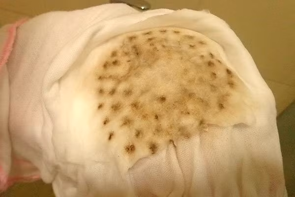 Nước đóng cặn bẩn trên miếng bông sau khi xả tại chung cư Meco Complex (Ảnh: Báo Giao thông)