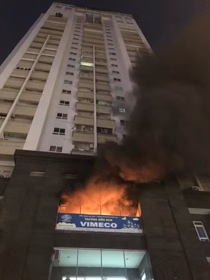 Việc để xảy ra cháy đôi khi là do ý thức của người dân nhưng phần lớn ở các chung cư giá rẻ, công tác phòng cháy chữa cháy chưa được chủ đầu tư chú trọng đúng mức. Trước đó 18h ngày 28/11/2016, nhiều người dân chung cư Vimeco, đường Nguyễn Chánh, Hà Nội rơi vào phen hoảng loạn khi một đám cháy bất ngờ bùng phát tại tòa CT2 trong tổ hợp 3 tòa nhà 25 tầng này. (Ảnh: Đầu tư chứng khoán)
