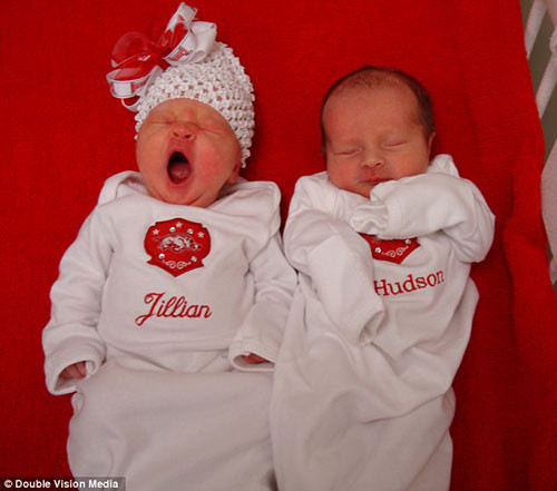 Nguoi me sinh hai con cung ngay nhung khong phai song sinh