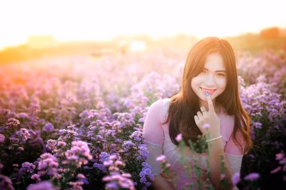 Ngoài hoa dã quỳ, bạn có thể chụp được những bức ảnh đẹp với các loài hoa khác.