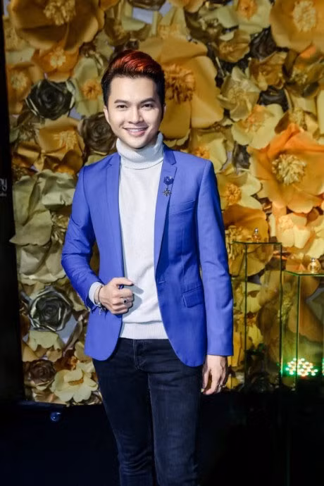 Thời trang đập tan thời tiết để có một diện mạo hoàn hảo nhất của Nam Cường tại "Tuần lễ thời trang NTK Việt Nam". Có lẽ, cũng chỉ có Nam Cường mới dũng cảm diện áo len cổ lọ giữa thời tiết nóng bức tại Sài Gòn.