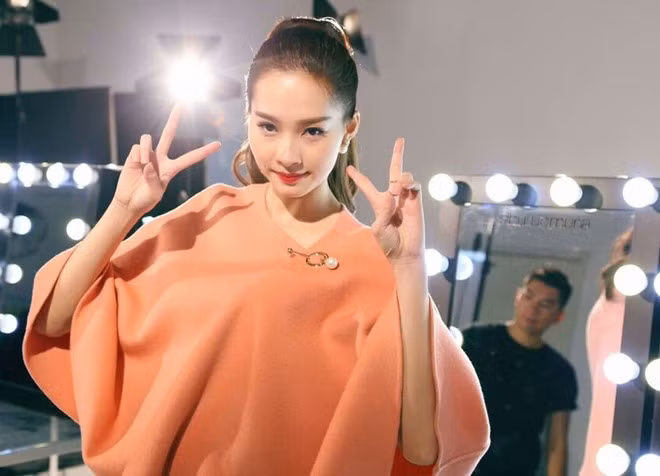 Dù đôi lúc nhắng nhít để gương mặt "lạnh" nhưng Đặng Thu Thảo vẫn rất đẹp.