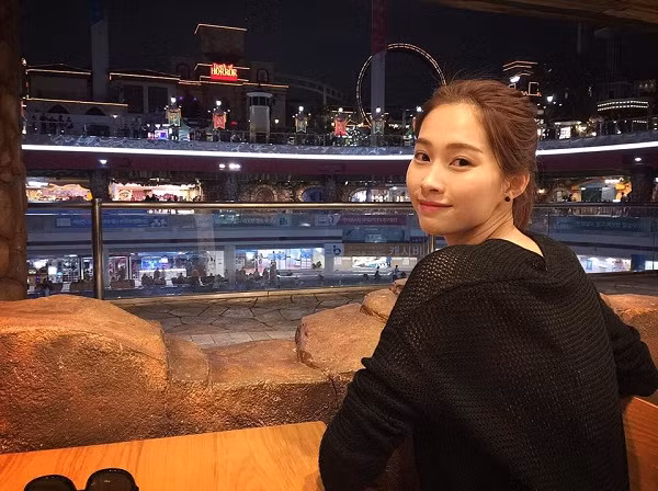 Ánh mắt biết nói và bờ môi trái tim ngọt ngào của cô đốn gục mọi ánh nhìn.