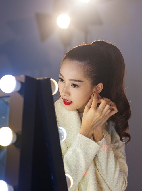 Ngay cả trong những bức ảnh hậu trường chưa hề chỉnh sửa, Đặng Thu Thảo vẫn đẹp đến rạng ngời.