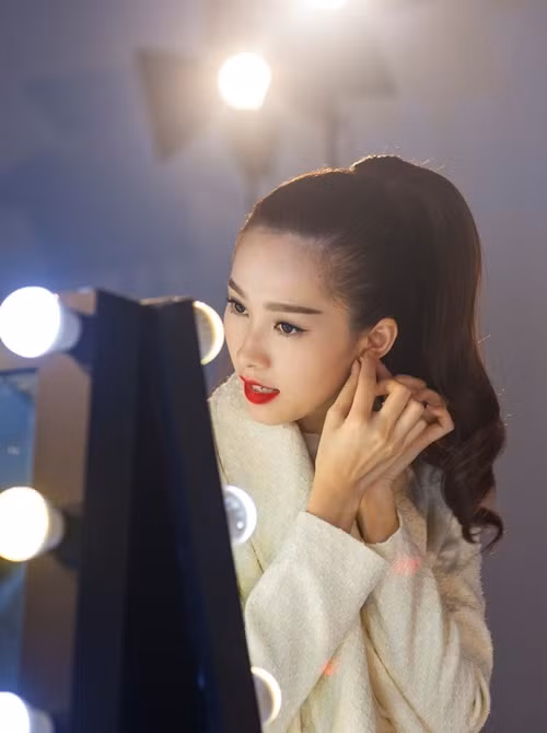 Ngay cả trong những bức ảnh hậu trường chưa hề chỉnh sửa, Đặng Thu Thảo vẫn đẹp đến rạng ngời.